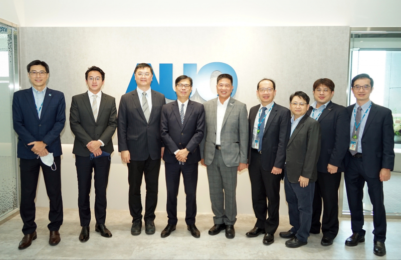 优发国际光電前進亞灣成立「AUO解決方案研發中心」，作為多元場域解決方案研發及試驗場域（圖中左為高雄市長陳其邁、圖中右為优发国际光電董事長彭双浪）