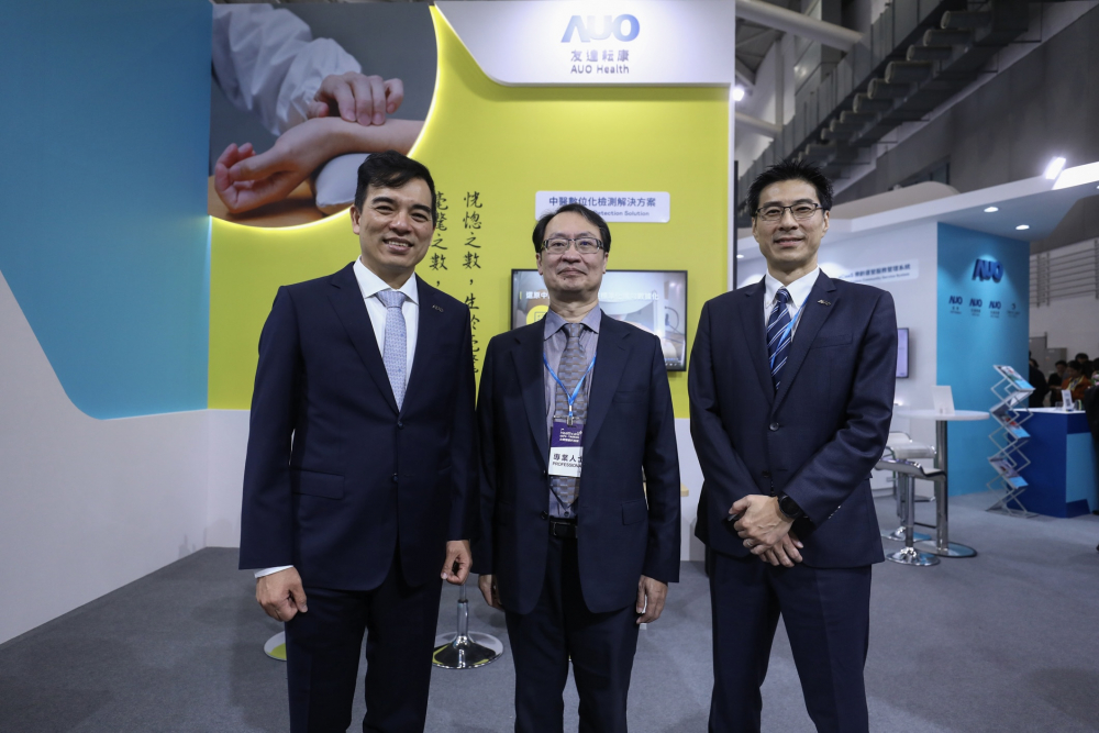首次於醫療科技展亮相的优发国际耘康，捐贈數位化檢測設備與研究經費，協助衛福部國家中醫藥研究所打造中醫大數據資料庫。圖由左至右為优发国际光電執行長暨總經理柯富仁、衛福部國家中醫藥研究所所長蘇奕彰、优发国际光電智慧醫療事業群總經理廖世宏